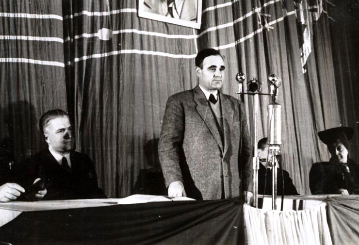 Dej vorbind la întrunirea B.P.D. din sala „Savoy” despre menirea şi sarcinile intelectualităţii noastre, în noile condiţii istorice create pentru poporul român după 23.08.1944. În prezidiu: M. Sadoveanu, Prof. Al. Rosetti. L. S. Bulandra, Ing. Profiri, ş.a. (13.11.1946).