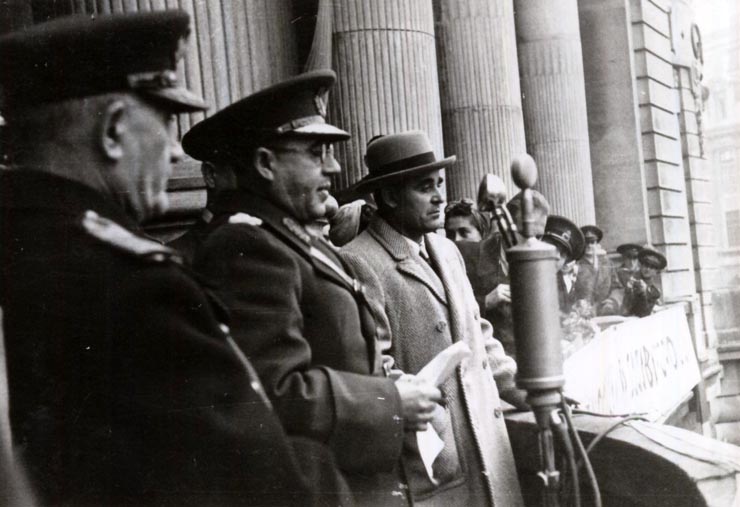 Gh. Gheorghiu–Dej la marea întrunire B.P.D. a soldaţilor şi ofiţerilor din Piaţa Universităţii. A mai participat G-ral V. Răşcanu, ş.a. (17.11.1946).