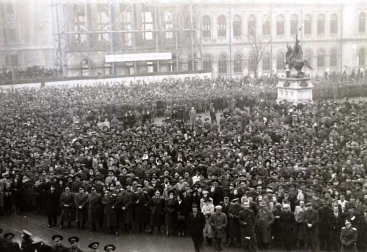 Aspect de la întrunirea B.P.D. a soldaţilor şi ofiţerilor din Piaţa Universităţii. (17.11.1946).