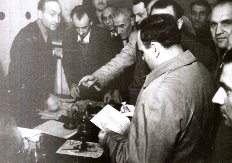 Gh. Gheorghiu–Dej dându-şi votul pentru victoria în alegeri a B.P.D. (19.11.1946).