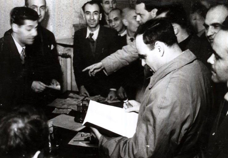 Gh. Gheorghiu–Dej dându-şi votul pentru victoria în alegeri a B.P.D. (19.11.1946).
