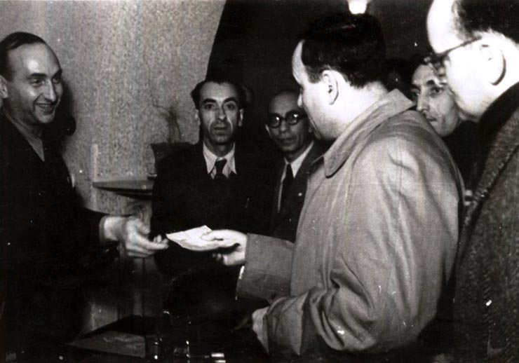 Gh. Gheorghiu–Dej dându-şi votul pentru victoria în alegeri a B.P.D. (19.11.1946).