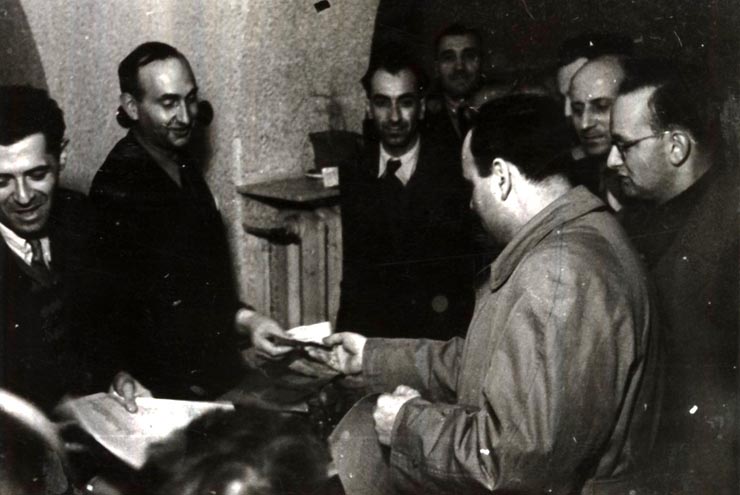 Gh. Gheorghiu–Dej dându-şi votul pentru victoria în alegeri a B.P.D. (19.11.1946).