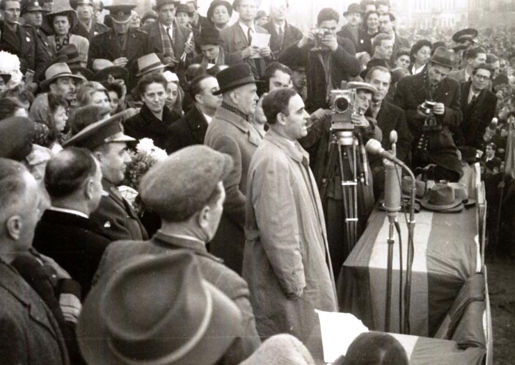 Gh. Gheorghiu–Dej vorbind la marele miting al oamenilor muncii din Piaţa Naţiunii, cu prilejul victoriei forţelor democrate în alegeri. (22.11.1946).