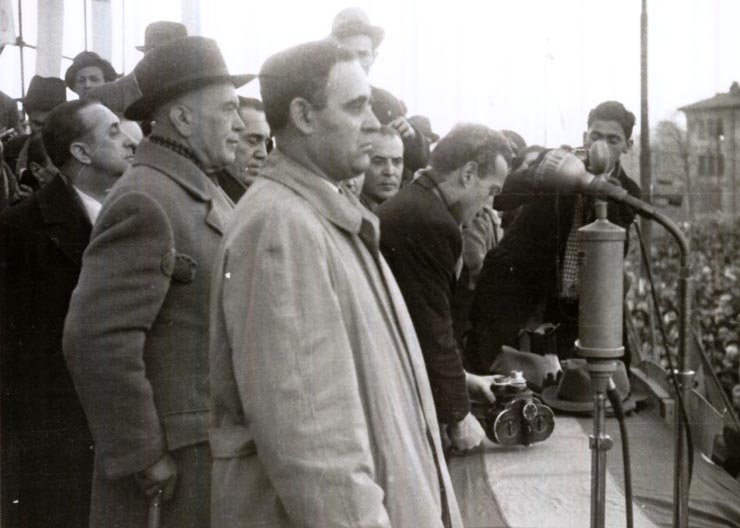 Dej vorbind la marele miting al oamenilor muncii din Piaţa Naţiunii, cu prilejul victoriei forţelor democrate în alegeri. Sunt prezenţi: P. Groza, ş.a. (22.11.1946).