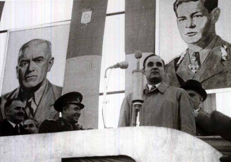 Dej vorbind la marele miting al oamenilor muncii din Piaţa Naţiunii, cu prilejul victoriei forţelor democrate în alegeri. Sunt prezenţi: P. Groza, Petre Constantinescu-Iaşi, G-ral V. Răşcanu, ş.a. (22.11.1946).