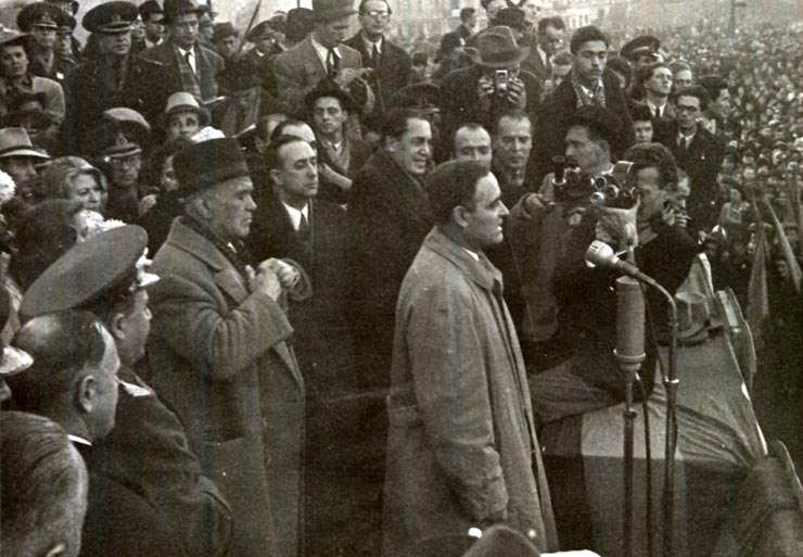 Gh. Gheorghiu–Dej vorbind la marele miting al oamenilor muncii din Piaţa Naţiunii, cu prilejul victoriei forţelor democrate în alegeri. (22.11.1946).