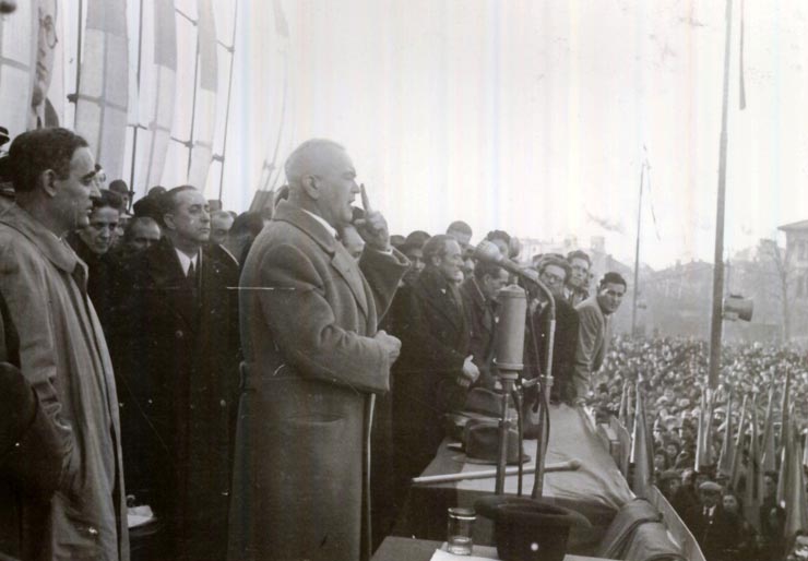 Gh. Gheorghiu–Dej, P. Groza, Fl. Bagdasar, ş.a. în tribună la marele miting al oamenilor muncii din Piaţa Naţiunii, cu prilejul victoriei forţelor democrate în alegeri. (22.11.1946).