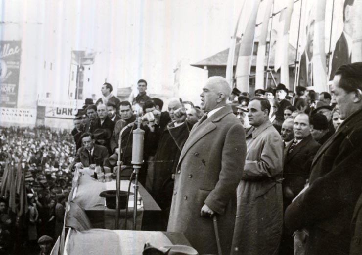 Gh. Gheorghiu–Dej, P. Groza, ş.a. în tribună la marele miting al oamenilor muncii din Piaţa Naţiunii, cu prilejul victoriei forţelor democrate în alegeri. (22.11.1946).