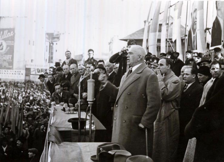 Gh. Gheorghiu–Dej, P. Groza, Gh. Vasilichi, Th. Georgescu, ş.a. în tribună la marele miting al oamenilor muncii din Piaţa Naţiunii, cu prilejul victoriei forţelor democrate în alegeri. (22.11.1946).