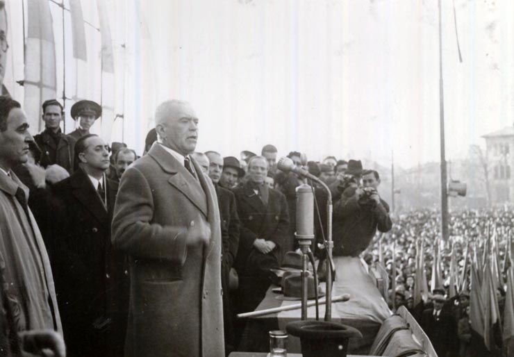 Gh. Gheorghiu–Dej, P. Groza, ş.a. în tribună la marele miting al oamenilor muncii din Piaţa Naţiunii, cu prilejul victoriei forţelor democrate în alegeri. (22.11.1946).