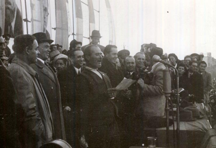 Gh. Gheorghiu–Dej, P. Groza, ş.a. în tribună la marele miting al oamenilor muncii din Piaţa Naţiunii, cu prilejul victoriei forţelor democrate în alegeri. (22.11.1946).