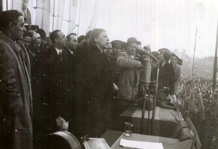 Gh. Gheorghiu–Dej, P. Groza, ş.a. în tribună la marele miting al oamenilor muncii din Piaţa Naţiunii, cu prilejul victoriei forţelor democrate în alegeri. (22.11.1946).