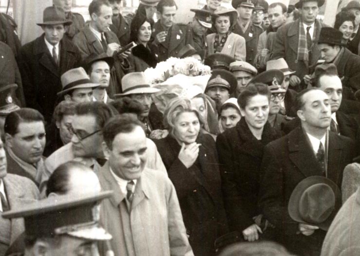 Marele miting al oamenilor muncii din Piaţa Naţiunii, cu prilejul victoriei forţelor democrate în alegeri. Au fost prezenţi: Gh. Gheorghiu–Dej, P. Groza, Gh. Apostol,  Gh. Vasilichi, Th. Georgescu, M. Constantinescu, G-ral V. Răşcanu, Ana Pauker, Fl. Bagdasar