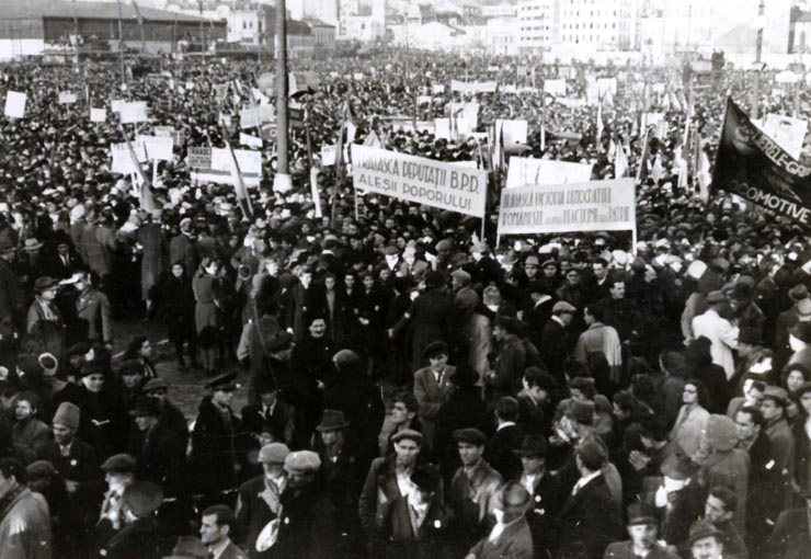 Aspect de la marele miting al oamenilor muncii din Piaţa Naţiunii, cu prilejul victoriei forţelor democrate în alegeri. (22.11.1946).