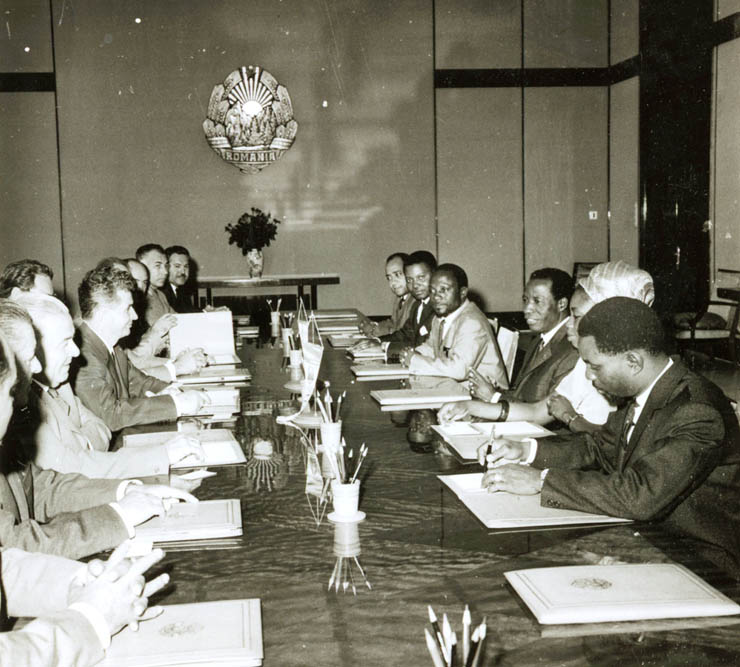 Nicolae Ceauşescu, Ion Gh. Maurer şi alţii în timpul convorbirilor oficiale cu secretarul general al Mişcării Naţionale a Revoluţiei, preşedintele Republicii Congo, Alphonse Massamba-Dèbat, care a făcut o vizită oficială în ţara noastră. (5 iunie 1968)