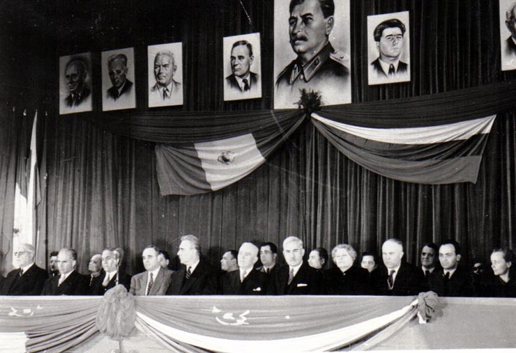 Gh. Gh.-Dej, Petru Groza, Petre Constantinescu-Iaşi, S. I. Kavtaradze, Ana Pauker, Sava Ganovski, Boris Manolov, ambasadorul Bulgariei, la Opera de Stat, cu prilejul festivităţii de deschidere a săptămânii prieteniei româno-bulgare. (1 martie 1950)