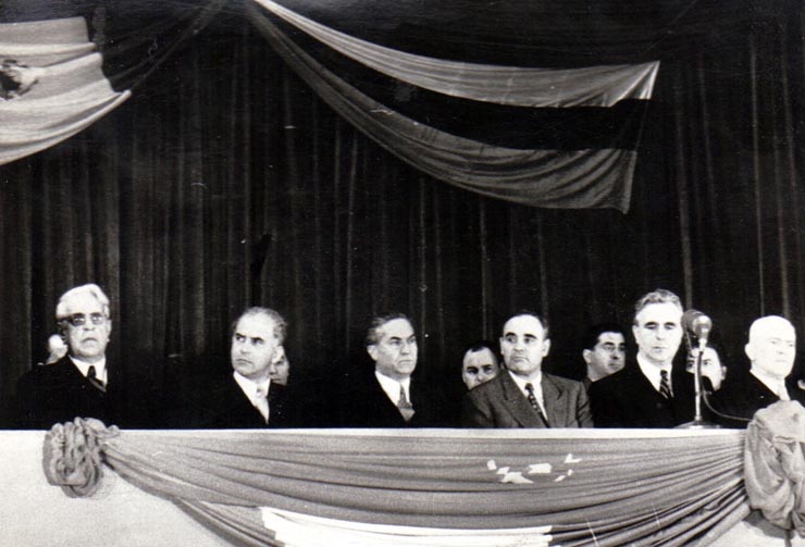 Gh. Gh.-Dej, Petru Groza, Petre Constantinescu-Iaşi, Sava Ganovski, Boris Manolov, ambasadorul Bulgariei, la Opera de Stat, cu prilejul festivităţii de deschidere a săptămânii prieteniei româno-bulgare.(1 martie 1950)
