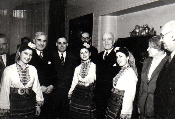 Gh. Gh.-Dej, Petru Groza, Traian Săvulescu, S. I. Kavtaradze, Ana Pauker şi alte persoane la ceaiul de la ambasada Bulgariei, cu prilejul săptămânii prieteniei româno-bulgare. (7 martie 1950)