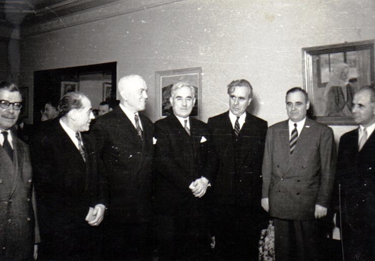 Gh. Gh.-Dej, Petru Groza, S. I. Kavtaradze, Niculi, Iosif Chişinevschi, în mijlocul delegaţiei culturale bulgare în frunte cu Sava Ganovski şi Boris Manolov, ambasadorul Bulgariei, la spectacolul de gală din sala Patria, cu prilejul săptămânii prieteniei româno-bulgare. (7 martie 1950) 