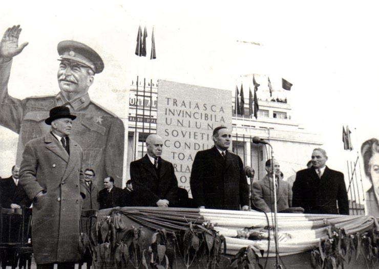 Gh. Gh.-Dej rostindu-şi cuvântarea la mitingul din Piaţa Victoriei, organizat cu prilejul sărbătoririi zilei internaţionale a femeii. În tribună se mai află: C. I. Parhon, Petru Groza, Miron Constantinescu, Vasile Luca, Teohari Georgescu, Teodor Iordăchescu, C. Pârvulescu. (8 martie 1950)
