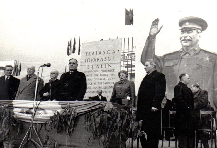 Gh. Gh.-Dej rostindu-şi cuvântarea la mitingul din Piaţa Victoriei, organizat cu prilejul sărbătoririi zilei internaţionale a femeii. În tribună se mai află: C.I. Parhon, Petru Groza, Ana Pauker, Vasile Luca, Lothar Rădăceanu, Iosif Chişinevschi. (8 martie 1950)