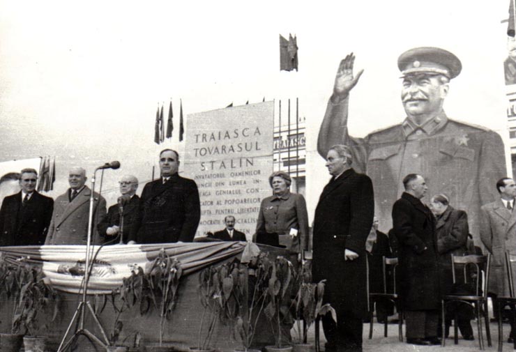 Gh. Gh.-Dej rostindu-şi cuvântarea la mitingul din Piaţa Victoriei, organizat cu prilejul sărbătoririi zilei internaţionale a femeii. În tribună se mai află: C.I. Parhon, Petru Groza, Ana Pauker, Vasile Luca, Lothar Rădăceanu, Iosif Chişinevschi. (8 martie 1950)
