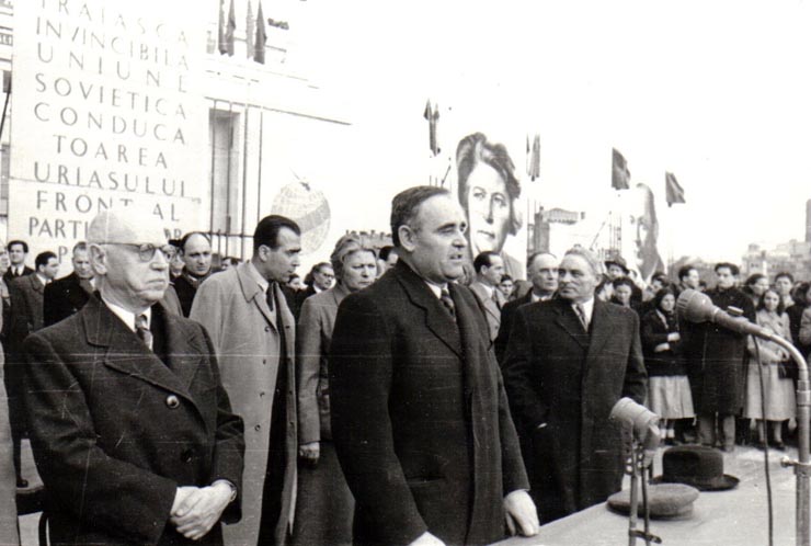 Gh. Gh.-Dej rostindu-şi cuvântarea la mitingul din Piaţa Victoriei, organizat cu prilejul sărbătoririi zilei internaţionale a femeii. În tribună se mai află: C.I. Parhon, Ana Pauker, Chivu Stoica, Vasile Luca, Alex. Drăghici, Lothar Rădăceanu, Al. Moghioroş.(8 martie 1950)