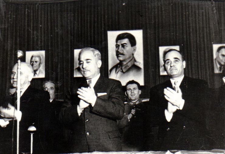Gh. Gh.-Dej, C. I. Parhon, S. I. Kavtaradze, Gh. Stoica, Leontin Sălăjan, Vasile Luca participă la festivitatea organizată la Ateneul Român, cu ocazia sărbătoririi a cinci ani de la eliberarea Ungariei de armata sovietică. (3 aprilie 1950)