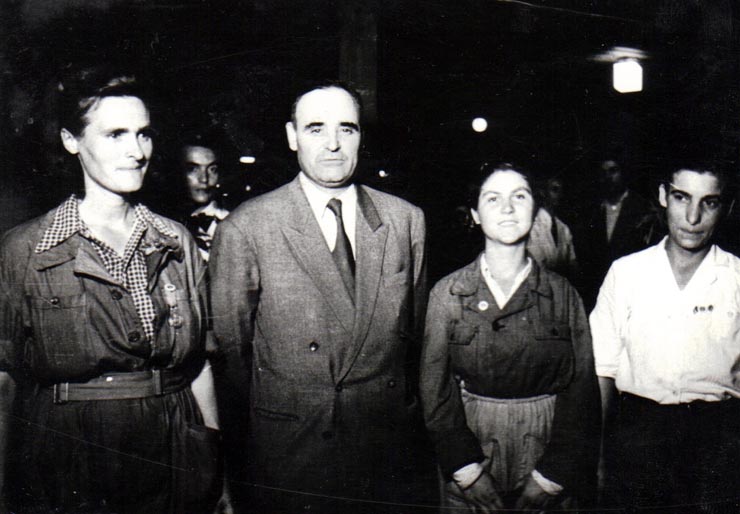 Gh. Gh.-Dej în mijlocul unei delegaţii de femei, la recepţia de la restaurantul „Pescăruş”, dată în cinstea Congresului UFDR. (16 iulie 1950) 