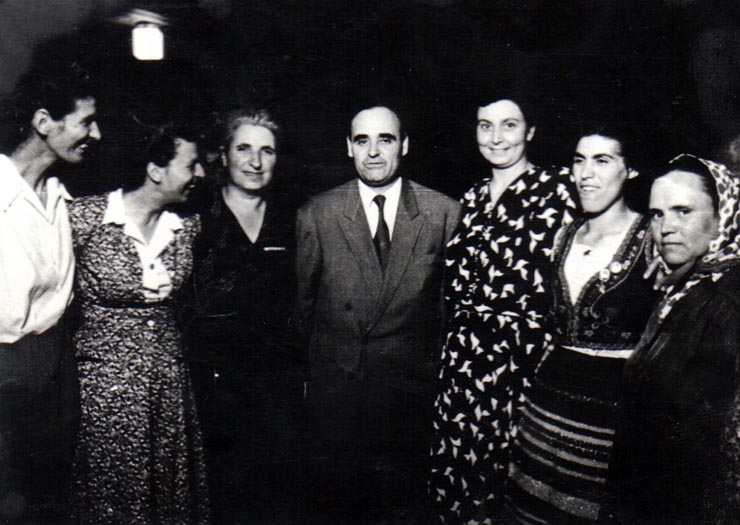 Gh. Gh.-Dej în mijlocul unei delegaţii de femei, la recepţia de la restaurantul „Pescăruş”, dată în cinstea Congresului UFDR. (16 iulie 1950) 