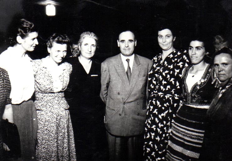 Gh. Gh.-Dej în mijlocul unei delegaţii de femei, la recepţia de la restaurantul „Pescăruş”, dată în cinstea Congresului UFDR. (16 iulie 1950) 