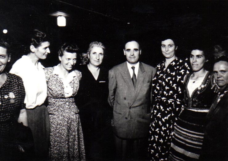 Gh. Gh.-Dej în mijlocul unei delegaţii de femei, la recepţia de la restaurantul „Pescăruş”, dată în cinstea Congresului UFDR. (16 iulie 1950) 