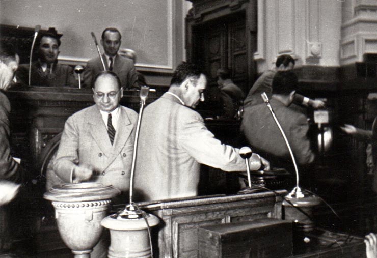 Gh. Gh.-Dej la M. A. N. votând legea pentru alegerile de deputaţi în Sfaturile Populare. În fotografie se mai văd: ing. Profin şi Gh. Apostol. (7 septembrie 1950)
