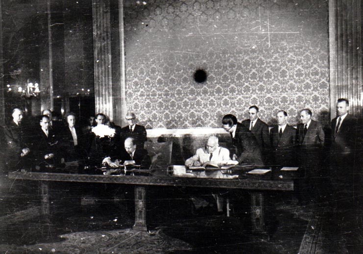 Gh. Gh.-Dej, Petru Groza, Walter Ulbricht, Teohari Georgescu, Iosif Chişinevschi, Chivu Stoica la solemnitatea de la Consiliul de Miniştri, cu prilejul semnării declaraţiei comune şi a unor acorduri între R.P.R. şi R.D.G. (22 septembrie 1950)
