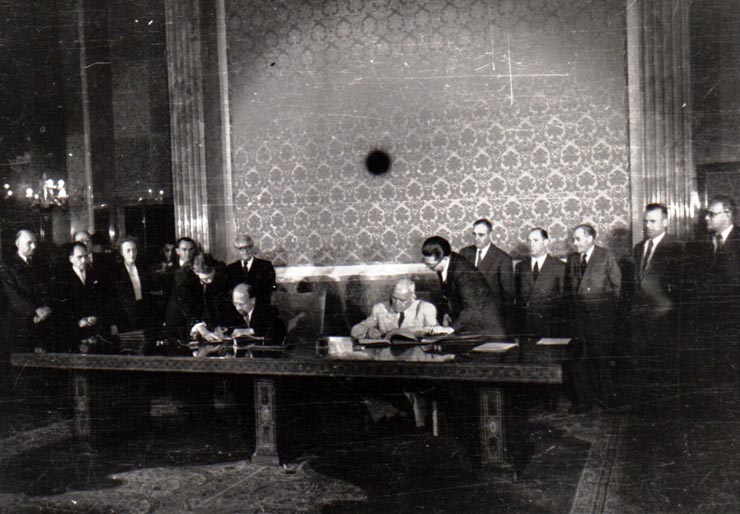Gh. Gh.-Dej, Petru Groza, Walter Ulbricht, Teohari Georgescu, Iosif Chişinevschi, Chivu Stoica la solemnitatea de la Consiliul de Miniştri, cu prilejul semnării declaraţiei comune şi a unor acorduri între R.P.R. şi R.D.G. (22 septembrie 1950)