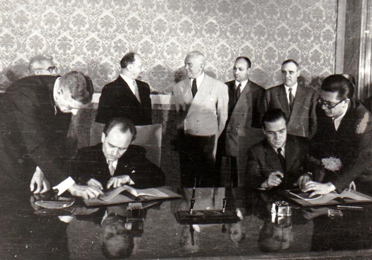 Gh. Gh.-Dej, Petru Groza, Walter Ulbricht, Teohari Georgescu, Iosif Chişinevschi, Chivu Stoica la solemnitatea de la Consiliul de Miniştri, cu prilejul semnării declaraţiei comune şi a unor acorduri între R.P.R. şi R.D.G. (22 septembrie 1950)