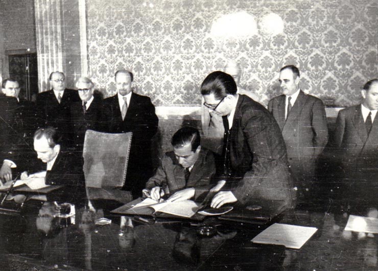 Gh. Gh.-Dej, Petru Groza, Walter Ulbricht, Alexandru Bârlădeanu, Teohari Georgescu la solemnitatea de la Consiliul de Miniştri, cu prilejul semnării declaraţiei comune şi a unor acorduri între R.P.R. şi R.D.G.(22 septembrie 1950)