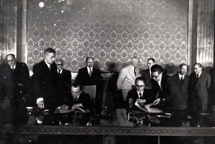 Gh. Gh.-Dej, Petru Groza, Walter Ulbricht, Grigore Preoteasa (semnând), Iosif Chişinevschi la solemnitatea de la Consiliul de Miniştri, cu prilejul semnării declaraţiei comune şi a unor acorduri între R.P.R. şi R.D.G.(22 septembrie 1950)