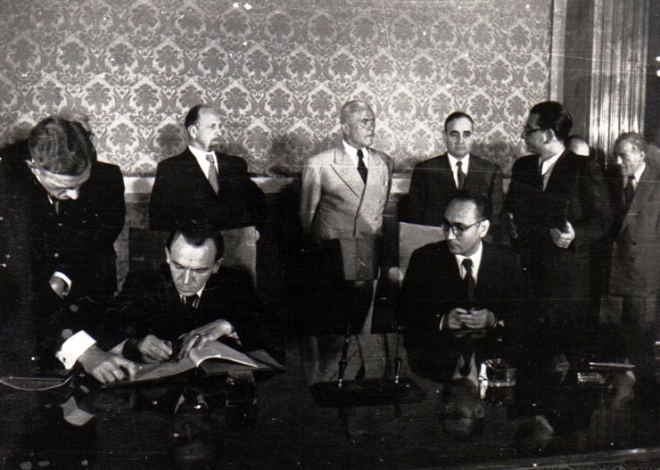 Gh. Gh.-Dej, Petru Groza, Walter Ulbricht, Grigore Preoteasa (semnând), Iosif Chişinevschi la solemnitatea de la Consiliul de Miniştri, cu prilejul semnării declaraţiei comune şi a unor acorduri între R.P.R. şi R.D.G.(22 septembrie 1950)