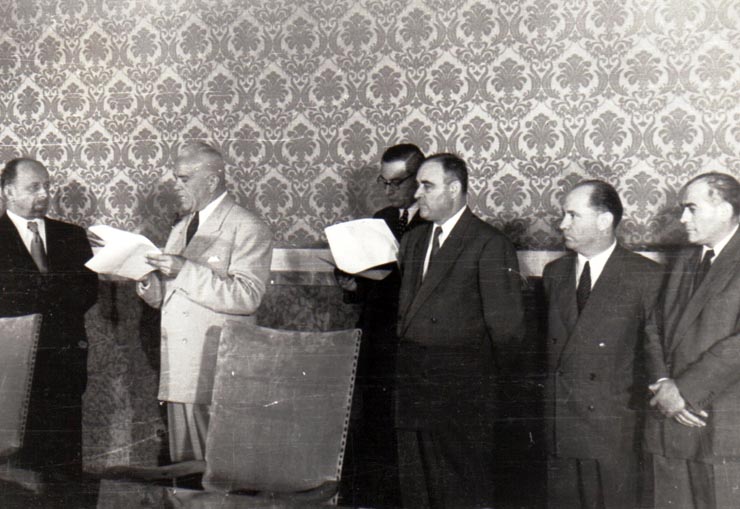 Gh. Gh.-Dej, Petru Groza, Walter Ulbricht, Teohari Georgescu, Iosif Chişinevschi, la solemnitatea de la Consiliul de Miniştri, cu prilejul semnării declaraţiei comune şi a unor acorduri între R.P.R. şi R.D.G. În imagine, dr. Petru Groza rostindu-şi cuvântarea. (22 septembrie 1950)