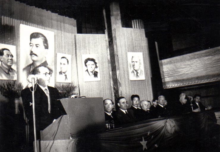 Gh. Gh.-Dej, Petru Groza, C. I. Parhon, Van In Pin, Iosif Chişinevschi (vorbind), S. I. Kavtaradze, Gh. Apostol în prezidiu, la adunarea festivă de la Casa Prieteniei româno-sovietice, cu prilejul împlinirii unui an de la proclamarea R. P. Chineze. (30 septembrie 1950)