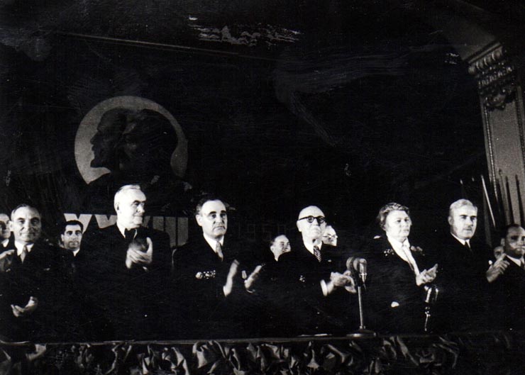 Gh. Gh.-Dej, C. I. Parhon, S. I. Kavtaradze, Ana Pauker, Vasile Luca, Teohari Georgescu în prezidiul adunării festive de la Ateneul Român, cu prilejul celei de a 33-a aniversări a Marii Revoluţii Socialiste din Octombrie. (6 noiembrie 1950)