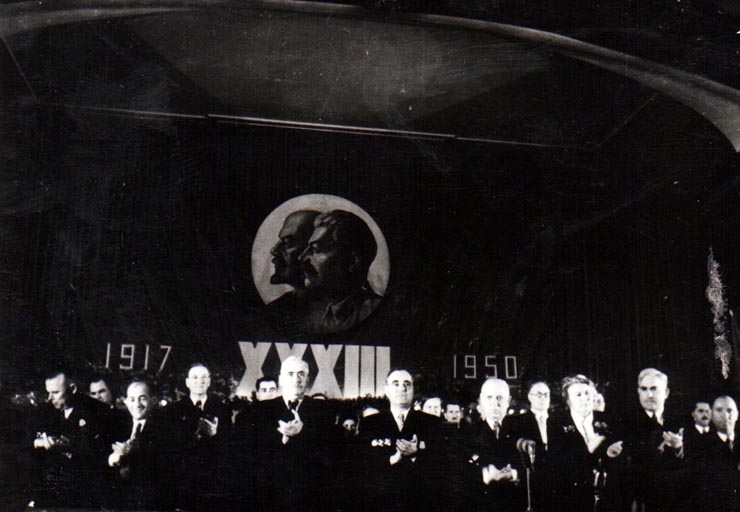 Gh. Gh.-Dej, C. I. Parhon, S. I. Kavtaradze, Ana Pauker, Teohari Georgescu, Chivu Stoica, Nichitin, Iosif Chişinevschi în prezidiul adunării festive de la Ateneul Român, cu prilejul celei de a 33-a aniversări a Marii Revoluţii Socialiste din Octombrie. (6 noiembrie 1950)