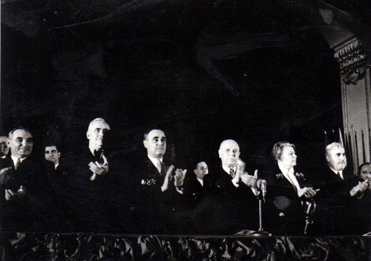 Gh. Gh.-Dej, C. I. Parhon, Vasile Luca, S. I. Kavtaradze, Ana Pauker, Teohari Georgescu, Nichitin, în prezidiul adunării festive de la Ateneul Român, cu prilejul celei de a 33-a aniversări a Marii Revoluţii Socialiste din Octombrie. (6 noiembrie 1950)