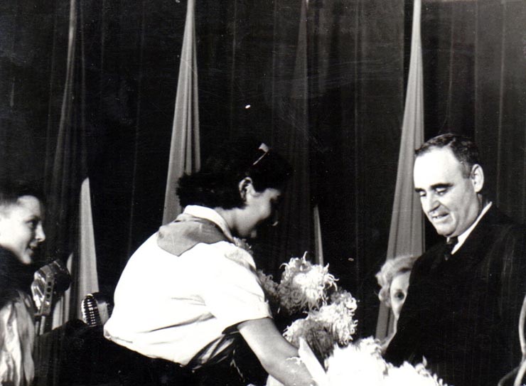 O delegaţie de pionieri înmânează lui Gh. Gh.-Dej un buchet de flori la marele miting de la Atelierele I.T.B. Floreasca, cu prilejul alegerilor din 3 decembrie 1950. (1 decembrie 1950)