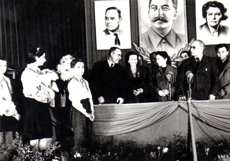 O delegaţie de pionieri înmânează lui Gh. Gh.-Dej un buchet de flori la marele miting de la Atelierele I.T.B. Floreasca, cu prilejul alegerilor din 3 decembrie 1950. În imagine se mai vede Gh. Stoica. (1 decembrie 1950)