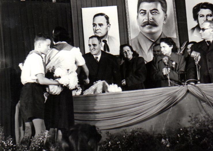 O delegaţie de pionieri înmânează lui Gh. Gh.-Dej un buchet de flori la marele miting de la Atelierele I.T.B. Floreasca, cu prilejul alegerilor din 3 decembrie 1950.(1 decembrie 1950)