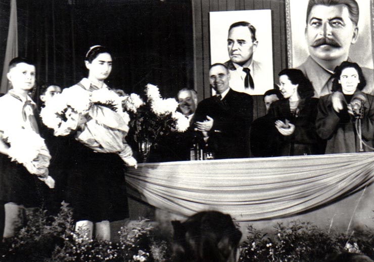 O delegaţie de pionieri înmânează lui Gh. Gh.-Dej un buchet de flori la marele miting de la Atelierele I.T.B. Floreasca, cu prilejul alegerilor din 3 decembrie 1950. (1 decembrie 1950)