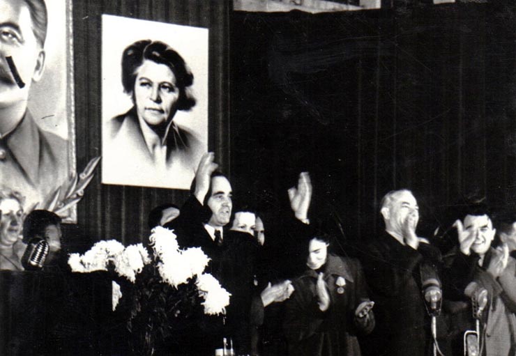 Gh. Gh.-Dej în prezidiu, la marele miting de la Atelierele I.T.B. Floreasca, cu prilejul alegerilor din 3 decembrie 1950. În imagine se mai vede Gh. Stoica. (1 decembrie 1950)